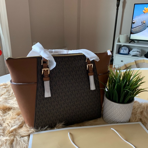 ♥️♥️♥️SOLD♥️♥️♥️Charlotte Large Logo and Leather Top Zip Tote Bag - Picture 2 of 5